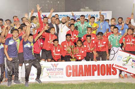 Players and official of Arambagh Krira Sangha celebrating with the champions trophy of the Independence Cup Football at  the Bangabandhu National Stadium in Dhaka on Saturday. 	photo: BFF 