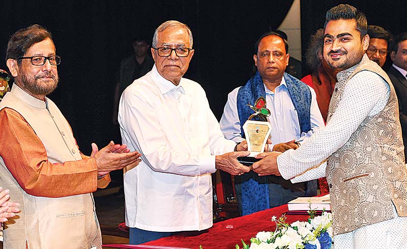 Fakrul Islam Mazumder rceives the award from President Abdul Hamid. Cultural Minister Asaduzzaman Noor is also seen. 