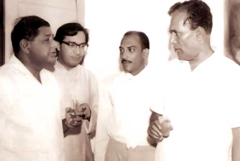 (From left): Justice Feroze Nana, commentator Aslam Azhar, Mubinul Azim and Shilpacharya Zainul Abedin at the opening ceremony of Mubinul Azim's exhibition in Karachi in 1968.