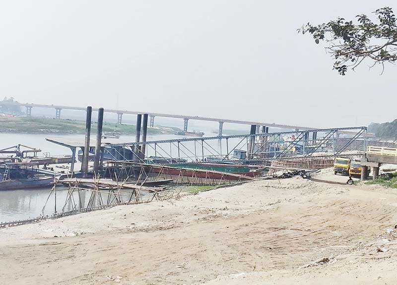 Baghabari River Port in Sirajganj.	photo: observer