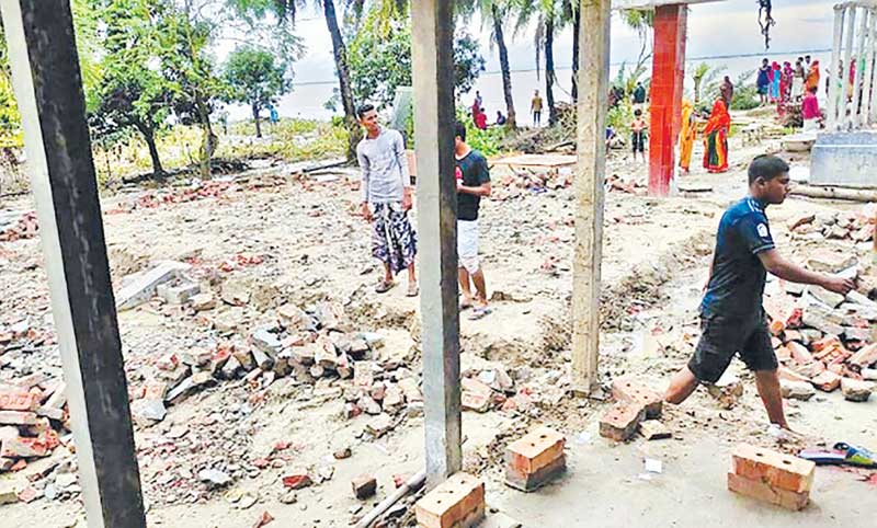 Erosion victims transferring their belongings from the Padma River bank. 	photo: observer
