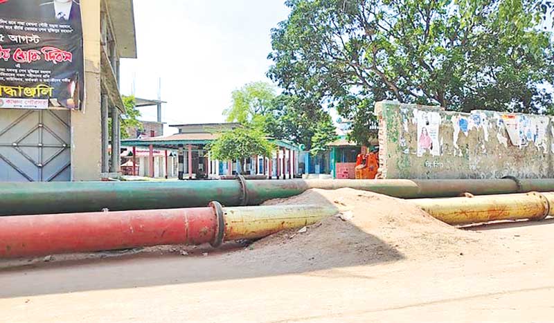 Dredger pipes in front of Kanchan Chanditala Temple Gate at Rupganj halting public communication and vehicle movement.