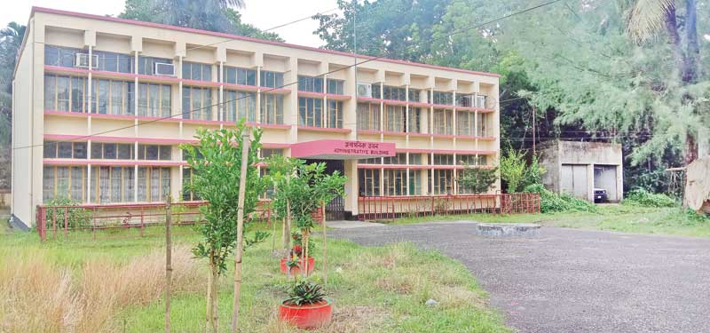 Administrative building of Raipur Fish Hatchery.	photo: observer