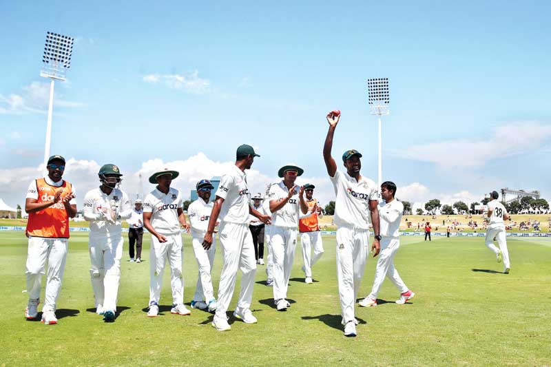 Ebadot Hossain (R) of Bangladesh celebrates his six-wicket haul during the fifth day of the first Test against New Zealand at the Bay Oval in Mount Maunganui on Wednesday.	PHOTO: AFP
