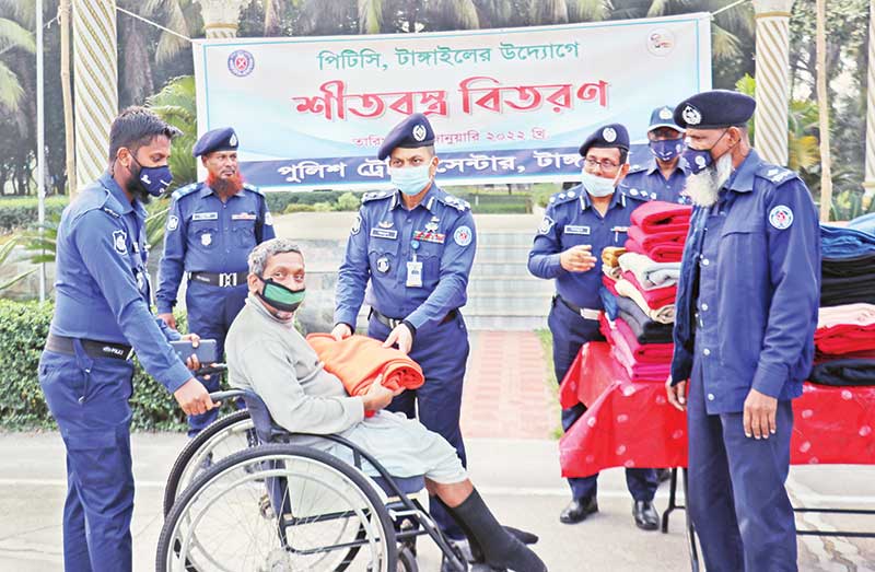 An elderly man receiving blanket from police at Tangail Police Training Centre in the town on Thursday. 	photo: observer