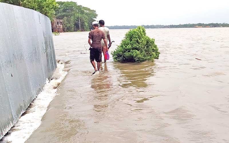 The photo shows the submerged area at Morrelganj.	photo: observer