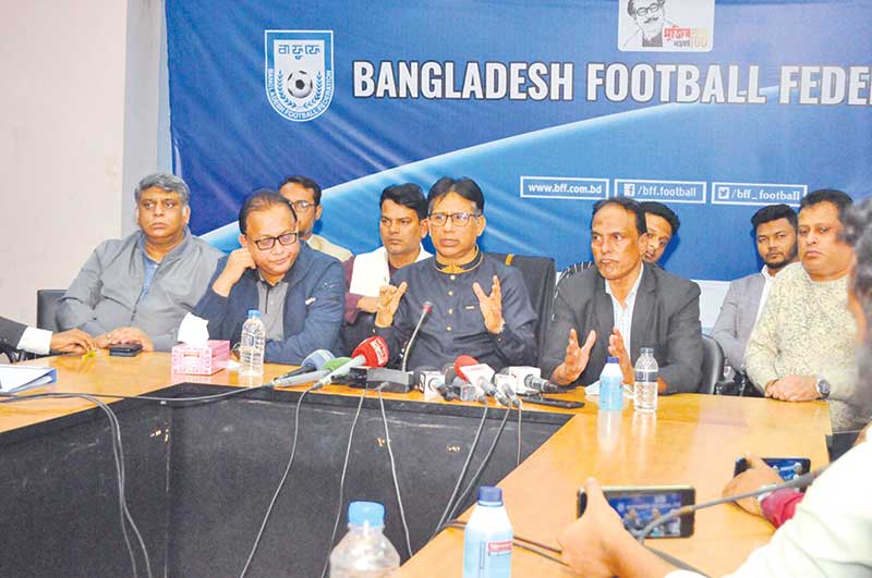 The BFF Professional League Management Committee chairperson and BFF Senior Vice-president Abdus Salam Murshedy discussing the six-venue decision with the other members at a meeting held at the BFF House in the afternoon on Friday.	photo: BFF 