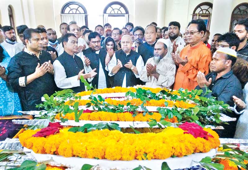 Special munajat being offered on the grave of Mawlana Abdul Hamid Khan Bhashani to mark his 46th death anniversary in Tangail on Thursday.	photo: observer