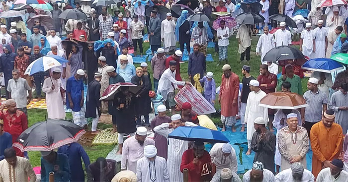 Muslims at Sholakia Ein Thursday morning. Photo: Shafiqul Islam/UNB 