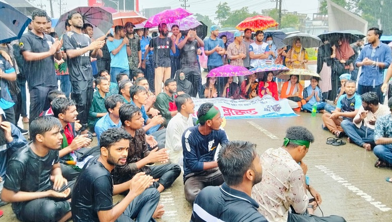 SUST students blocked the Sylhet-Sunamganj highway, protesting the reinstatement of the quota system in government jobs. Photo: Observer