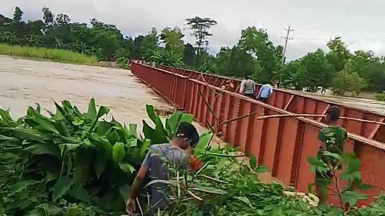 The water level reaches dangerously close to 'Khoai Bridge' on the Sylhet-Dhaka-Chattogram rail route. Photo: Collected