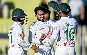 Miraz's fifer helps Bangladesh to bundle out Pakistan for 274