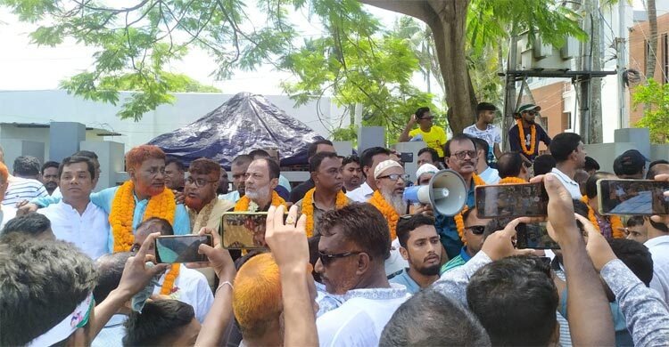 BNP leaders welcomed the released individuals with flowers at the jail gate. Photo: Observer