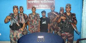 Youth held with 11 gold bars along Satkhira border