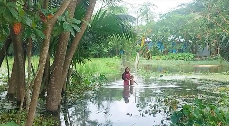 Locals of Laxmipur district were seen wading through knee-deep and sometimes waist-deep water to reach their destination. Photo: Observer