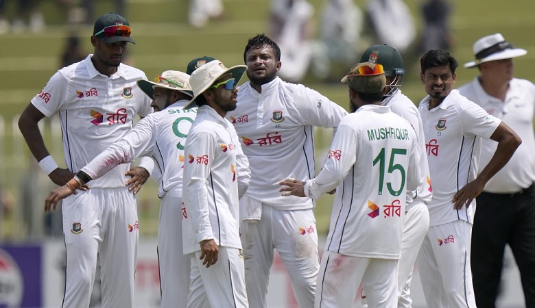 Bangladesh gather after Shakib Al Hasan dismissed a Pakistan batsman Abdullah Shafique. Photo: PCB