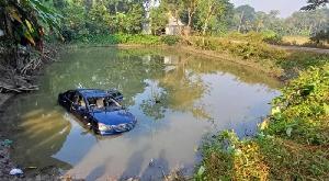Driver killed as car overturns into ditch in Gopalganj  