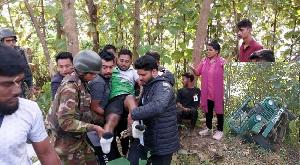 10 injured as tourist vehicle overturns in Sajek
