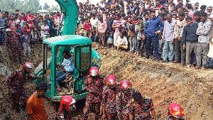 Youth dies after falling into abandoned well in Naogaon