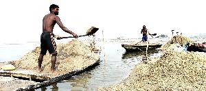 Battling the bitter cold: Struggle of sand lifters in Panchagarh