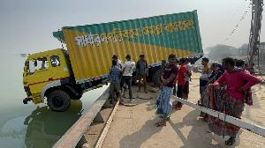 Daulatdia ferry services resume after 10-hour disruption 