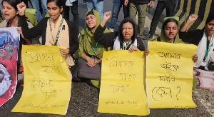 Savar students' block hwy protesting classmate's death in road crash