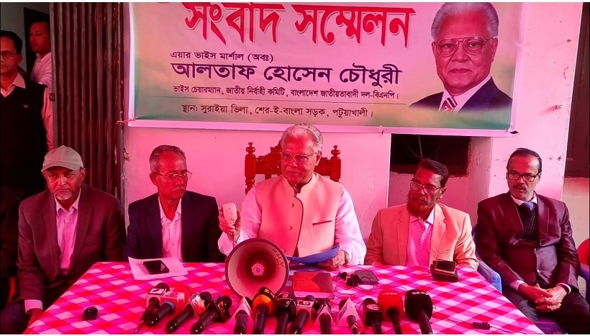  BNP National Executive Committee vice chairman and former Minister of Home Affairs Altaf Hossain Chowdhury speaking to reporters during a press conference on Friday. Photo: Observer