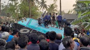2 killed being rammed by courier service vehicle in Kushtia