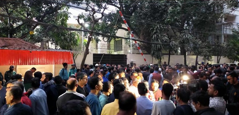 BNP and its front organizations' leaders and workers throng the party chairman Khaleda Zia's Gulshan residence premises on Tuesday evening. PHOTO: DAILY OBSERVER ONLINE