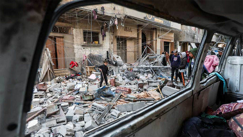 Palestinians inspect the site of an Israeli strike on a house, amid the ongoing conflict between Israel and Hamas, in Nuseirat in the central Gaza Strip, January 9, 2025. REUTERS/Ramadan Abed 