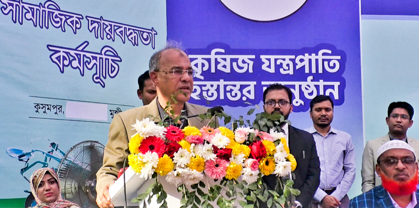 Home and Agriculture Advisor Lieutenant General Mohammad Jahangir Alam speaking at an agricultural equipment handover ceremony in Munshiganj on Sunday. Photo: Observer