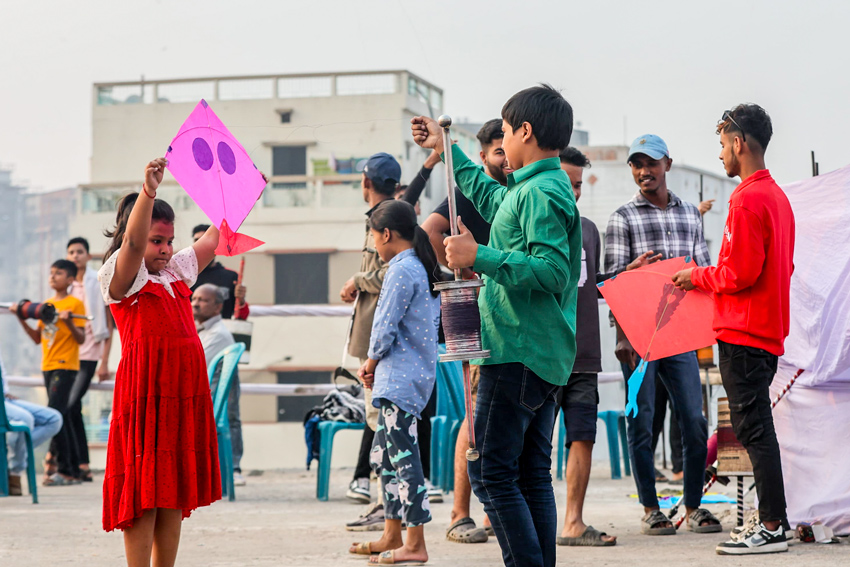 Children also didn't want to miss the chance of getting pleasure of flying kites. Photo: Sumit Ahmed