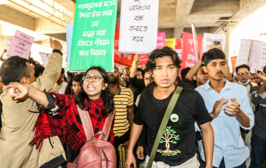 A group of students were seen chanting slogans with several kind of banners before the clashes took place. Photo: Sumit Ahmed