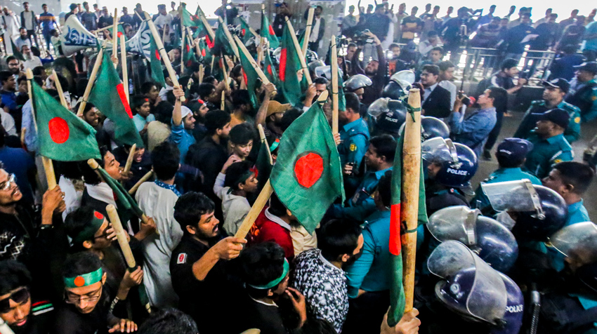 A tense standoff had been prvailed before the clashes as both groups raised opposing slogans. Photo: Sumit Ahmed