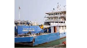 Woman goes missing after falling from ferry on Daulatdia-Paturia route