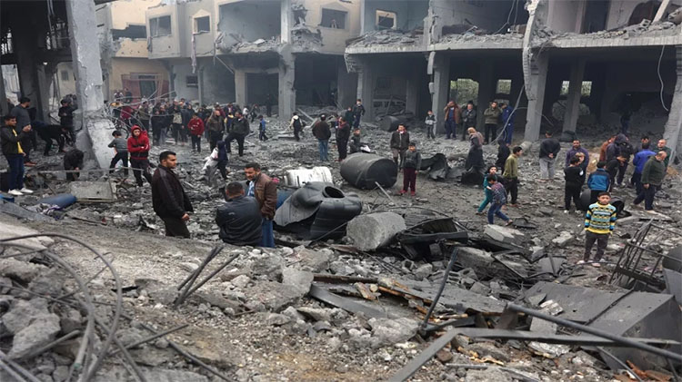 People check the rubble of buildings hit in Israeli strikes the previous night in Jabalia, Gaza, on January 16, 2025. Photo: AFP