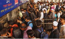 Eid rush peaks at Kamalapur station as people departing Dhaka