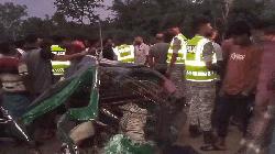 3 killed in bus crash on Dhaka-Rajshahi hwy