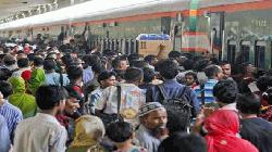 Eid rush intensifies at Kamalapur as thousands leave Dhaka