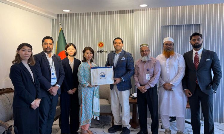 A high-level delegation led by Chief Representative of JICA Bangladesh Takahashi Junko met with State Minister for Primary and Mass Education Bobby Hajjaj in Dhaka on Wednesday. Photo: PID