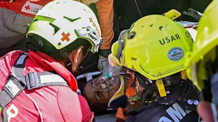 Rescuers spent more than 100 hours inching closer to Gil before they were finally able to rescue him. -- BBC Photo