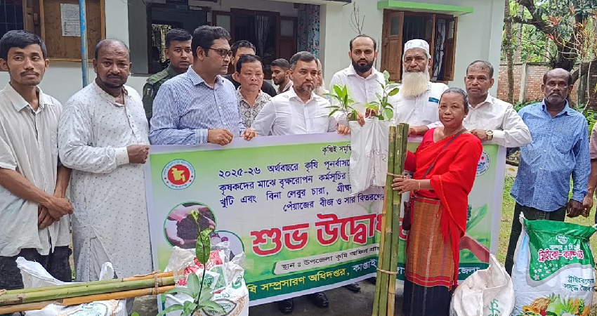 Executive Officer Md. Raihanul Islam inaugurated the national agricultural fair and distributed inputs to the farmers in Kaptai.