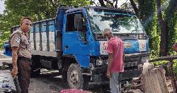 Pickup hits van in Khulna, driver dies on spot
