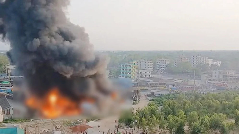 Fire hits Jhut warehouse in Gazipur