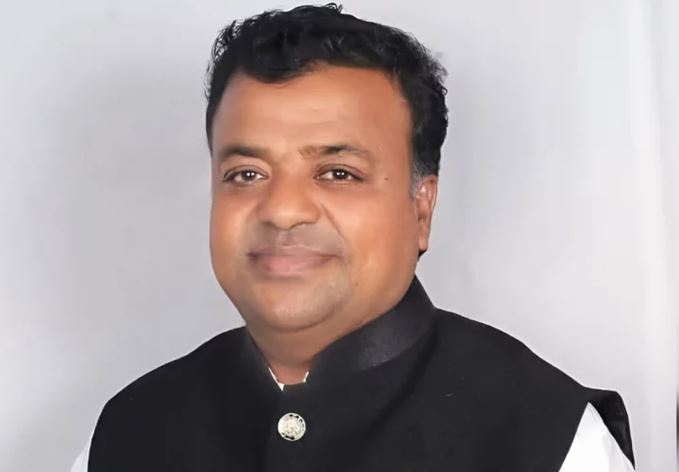 Ex-Chakaria mayor held despite on bail