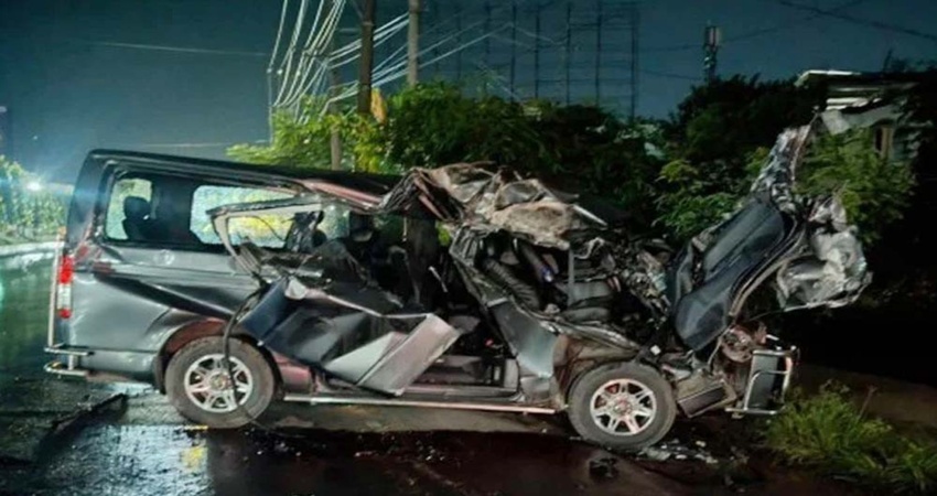 Microbus-Covered van crash leaves 2 dead 8 injured