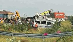 8 killed as pilgrim bus plunges into ditch 