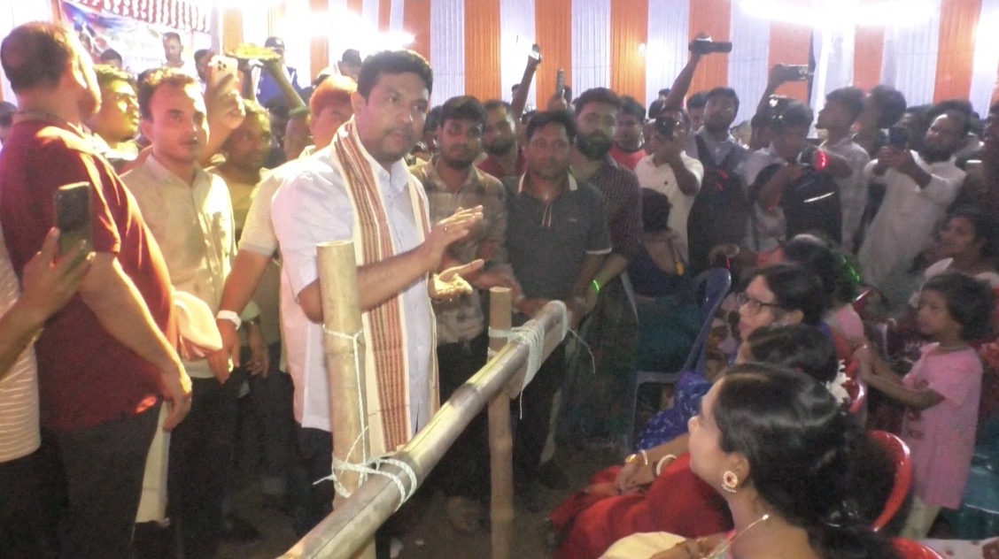 MP Azad visits 38 Puja mandaps in Araihazar 