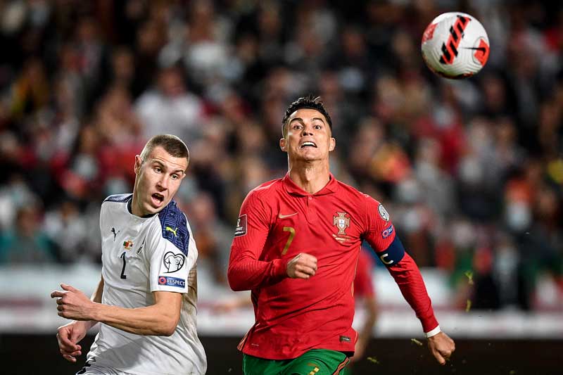 Serbia's defender Strahinja Pavlovic (L) fights for the ball with Portugal's forward Cristiano Ronaldo during the FIFA World Cup Qatar 2022 qualification group A football match between Portugal and Serbia, at the Luz stadium in Lisbon, on November 14, 2021. 	photo: AFP 