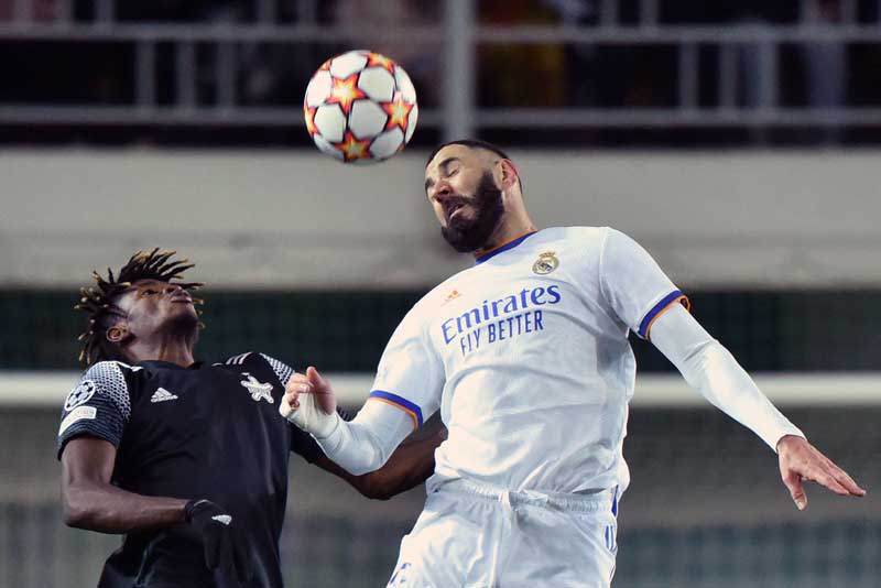 Sheriff's Ghanaian midfielder Edmund Addo and Real Madrid's French forward Karim Benzema vie for the ball during the UEFA Champions League football match between Sheriff and Real Madrid at Sheriff Stadium in Tiraspol on November 24, 2021.	photo: AFP 